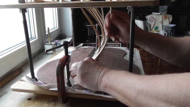 Приклейка бамбуковыми палочками центрального футора на нижнюю деку(видео №56). смотреть онлайн