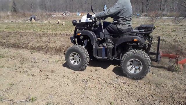 Пашем огород квадроциклом/ Холодно, ветер смотреть онлайн