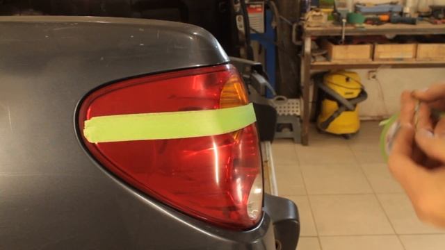 Как снять задний фонарь на л200.