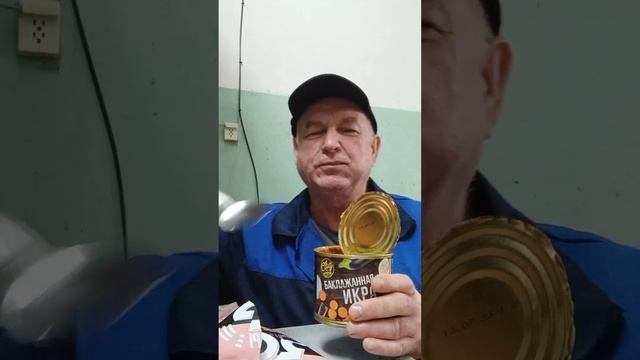 На перекус чипсы, сухарики и баклажанная икра.