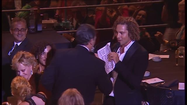 STARLITE GALA 2012: David Bisbal convence a Antonio Banderas para cantar a dúo смотреть онлайн
