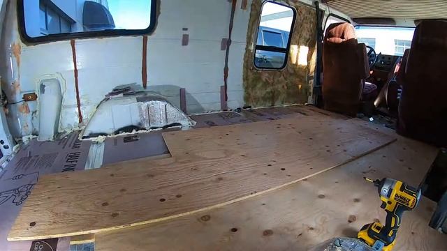 How to insulate your van fiberglass roof. (Chevy G20 Campervan Build Part #2) смотреть онлайн
