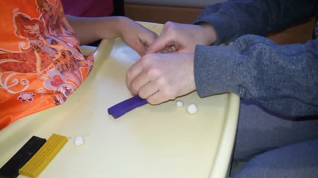 КАК СЛЕПИЛА КОРОВУ ИЗ ПЛАСТИЛИНА РЕБЕНОК С ДЦП !!! смотреть онлайн