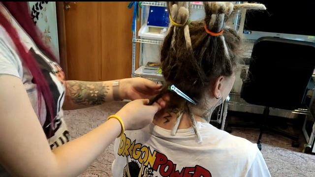 КАК РАСЛЕСТИ НАТУРАЛЬНЫЕ ДРЕДЫ | расплетание дред смотреть онлайн