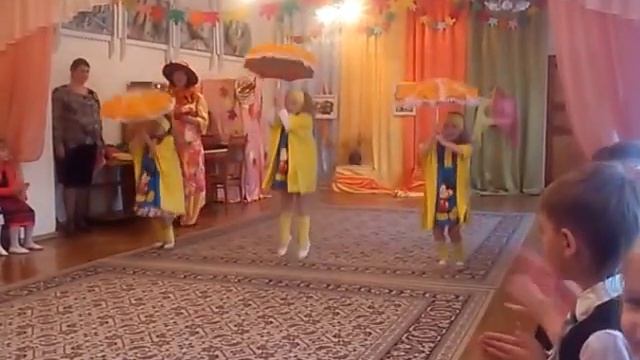 ТАНЕЦ с ЗОНТИКАМИ музыкальный руководитель Парахневич И П смотреть онлайн