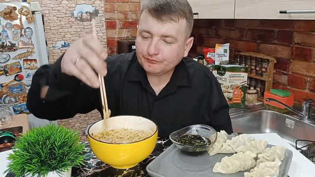 МУКБАНГ РАМЁН И ДАМПЛИНГИ/ВКУСНЕЙШИЙ РАМЁН ОБЖОР смотреть онлайн
