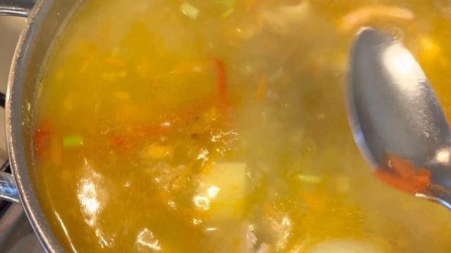 Гороховый (erwtensoep ) суп народное голландское блюдо, ароматный супец из простых продуктов.