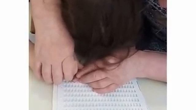 Карина изучает РЕЛЬЕФНО-ТОЧЕЧНЫЙ ШРИФТ БРАЙЛЯ смотреть онлайн