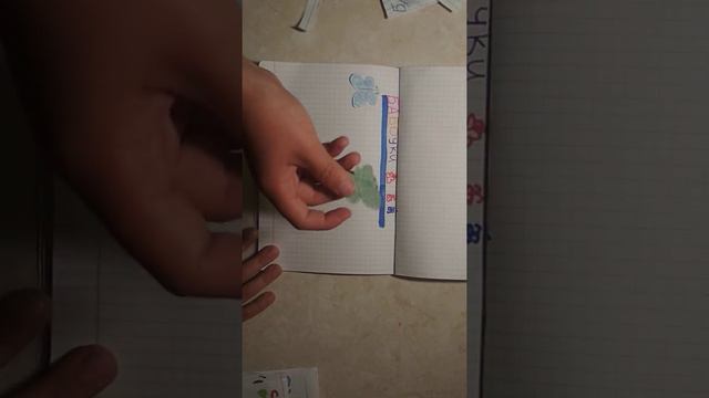 Мы с подругой сделали бумажные пакетики и открываем их. 🥑👍💕 смотреть онлайн