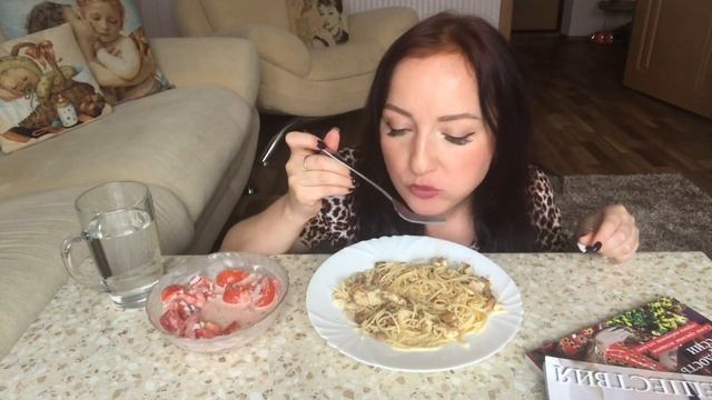 MUKBANG Спагетти с курицей и грибами в сметанном соусе, овощной салат / не ASMR смотреть онлайн