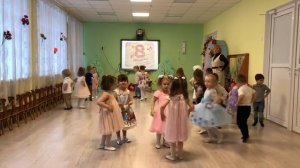 Вход на утренник 8 марта в младшей группе, в детском саду.