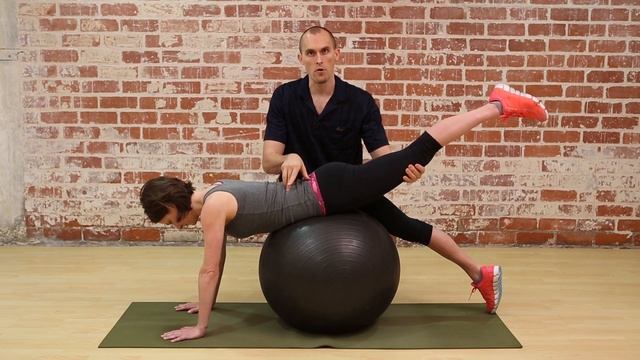 Reverse Swiss Ball Back Extension смотреть онлайн