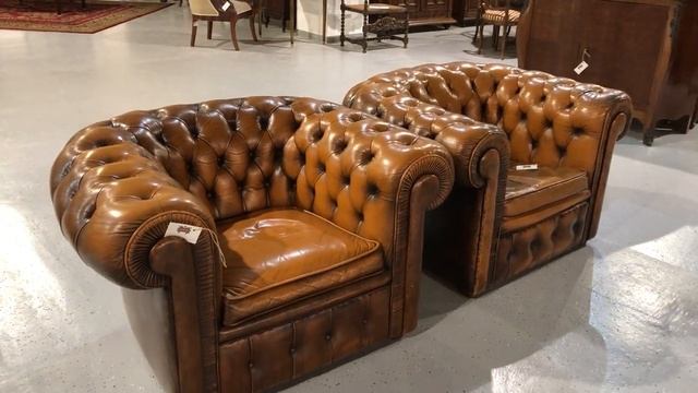 Пара старинных кресел в стиле Честерфилд (Chesterfield)