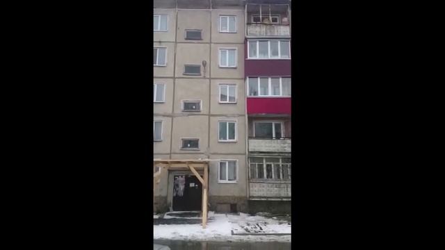 В Луговом глыба льда упала с крыши в метре от прохожих смотреть онлайн