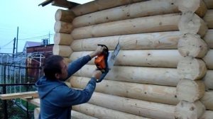 Вырез дверного проема в деревянном срубе бани