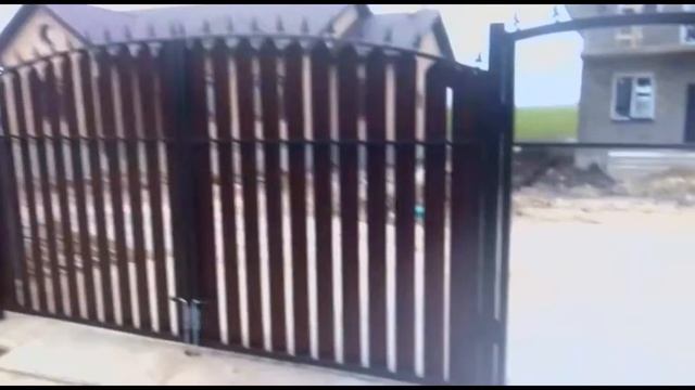 Красивые распашные ворота и калитка из евроштакетника с бетонированием под заезд авто. смотреть онлайн