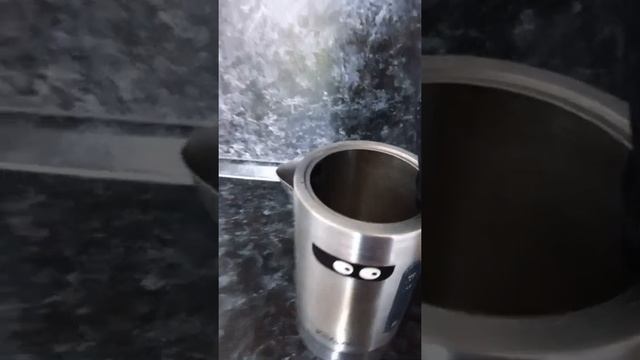 Чайник с глазами Kitfort смотреть онлайн