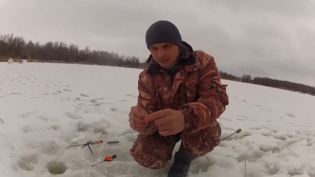 Ловля плотвы зимой. Зимняя рыбалка на мормышку смотреть онлайн