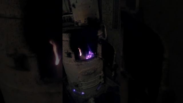Топим "буржуйку". Прогреваем на ночь домик. смотреть онлайн