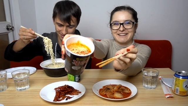 ИНОСТРАНЦЫ ПРОБУЮТ КОРЕЙСКУЮ ЕДУ (КИМЧИ, ОСТРЫЙ РАМЕН И НАПИТКИ) смотреть онлайн