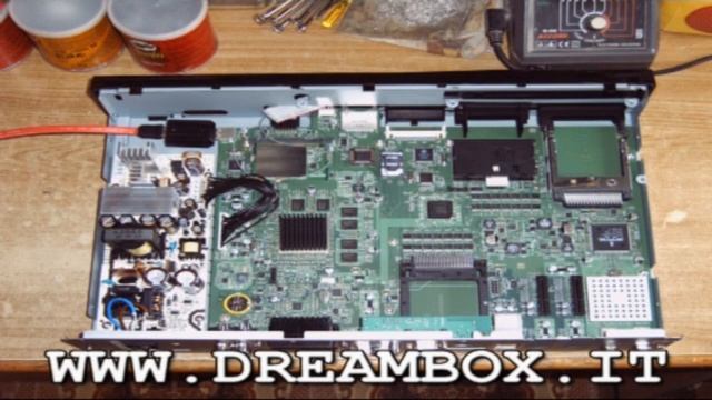 Dreambox DM8000 ... unpacking + montaggio HD, DVD, ventola e Tuner DTT смотреть онлайн