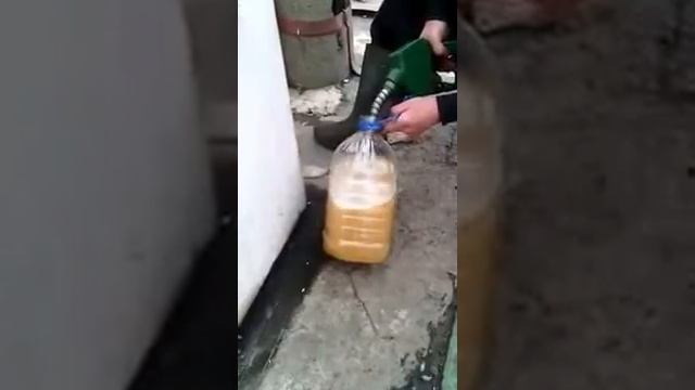 Теперь понятно почему запрещают заливать бензин в пластиковую и стеклянную тару смотреть онлайн