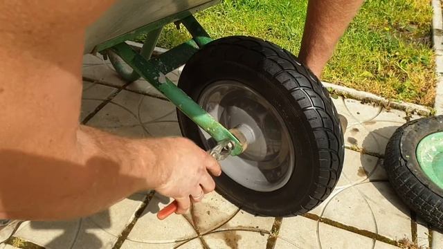Вечное колесо на тачку. Замена колеса на тачке