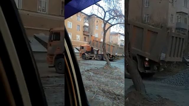 тоннары разгружают щебень во дворе Горького 30. смотреть онлайн