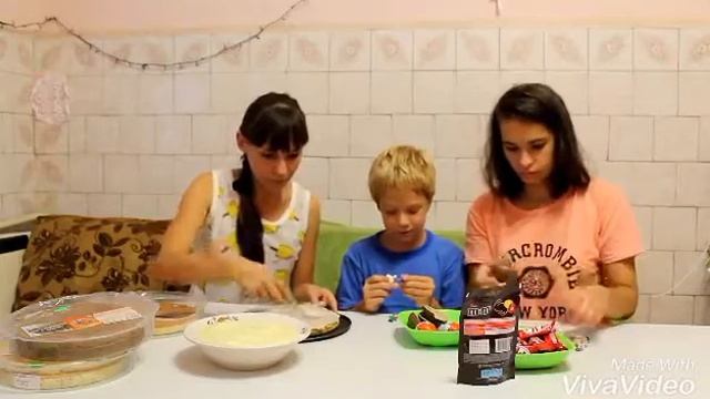 Готовим торт с КИНДЕР СЮРПРИЗОМ !!! @.@ смотреть онлайн