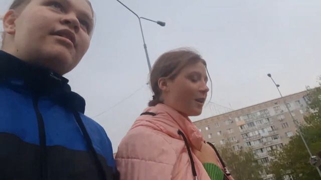 Мы встретили Джейми Кэмпбелл Бауэр, в нашем городе 😱 смотреть онлайн