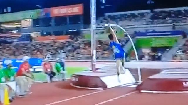 Ernest John Uy Obiena GOLD pole vault смотреть онлайн