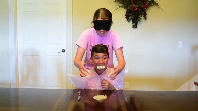 Blindfolded?Feeding Challenge (Blindfold Feeding Game) EXTREMELY Messy смотреть онлайн