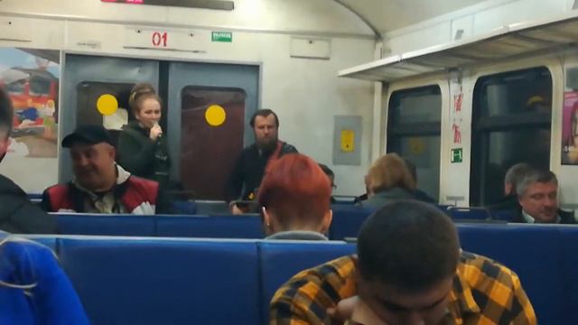 29.09.22 19ч17мин. Музыканты в электричке до Фрязево. Девушка поёт песню Летели облака. смотреть онлайн