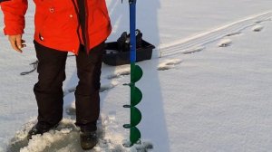 Ледобур мора с шуруповертом  Milwaukee бьет по пальцам в прошлом, как безопасно бурить