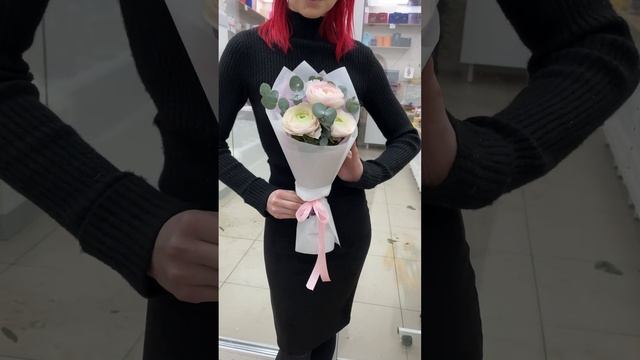 Букет из 3 ранункулюсов Ханой с эвкалиптом #цветымосква смотреть онлайн