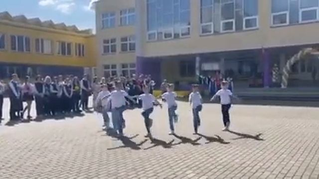 ПРАЗДНИК ПОСЛЕДНЕГО ЗВОНКА НАЧАЛСЯ С ТОРЖЕСТВЕННОЙ ЛИНЕЙКИ 2023 смотреть онлайн