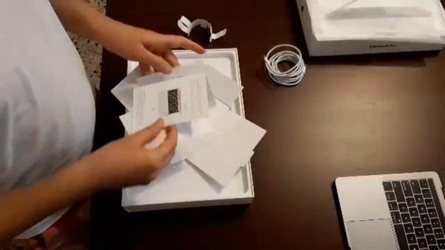 Unboxing Macbook Pro 13 Touchbar 2019 / جعبه گشایی لپتاپ مک بوک پرو 13 اینچی 2019 اپل смотреть онлайн