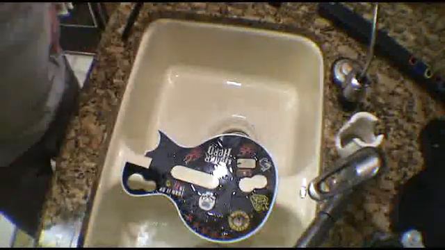 Clean a Guitar Hero Stickered Controller смотреть онлайн