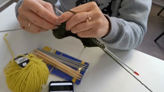 Наш гурток по в'язанню???? Навчаємося та в'яжемо шкарпетки нашим хлопцям! смотреть онлайн