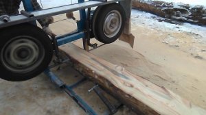 Самодельная пилорама на автомобильных колесах в работе.