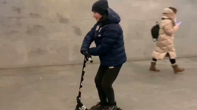 ТРЮКИ НА ЛЬДУ | ТРЮКИ НА ТРЮКОВОМ САМОКАТЕ ПО ЛЬДУ. НОВОГОДНИЕ ТРЮКИ НА САМОКАТЕ | дрифт на льду смотреть онлайн