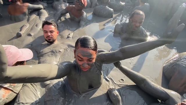 BATHING IN A MUD VOLCANO - Volcan El Totumo Colombia смотреть онлайн