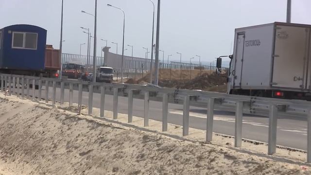 Автоподход к керченскому мосту.Барьерное ограждение стоит.14.04.18. смотреть онлайн