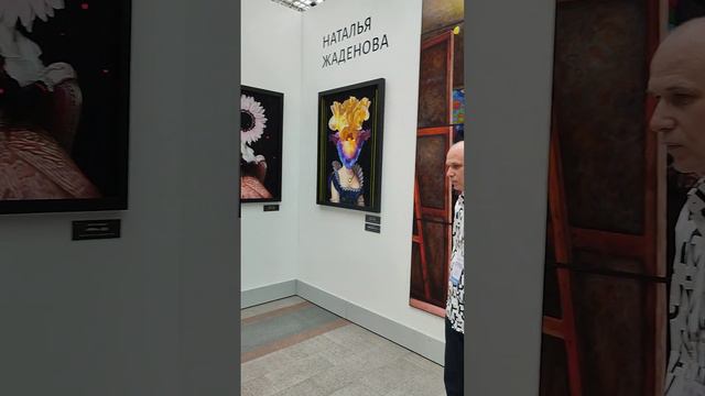 Художница Наталия Жаденова - портреты людей-цветов - Synergy Art Russia 2023 смотреть онлайн