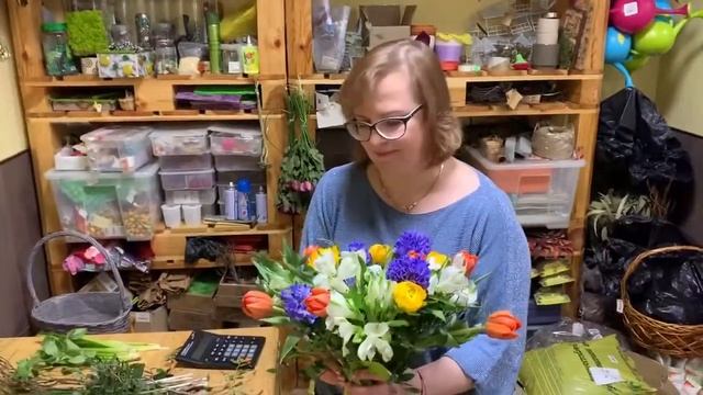 Весенний букет для девушки | Благодарность для жгучей брюнетки с помощью цветов смотреть онлайн