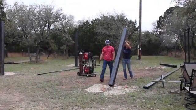 Навес для машины делает девушка