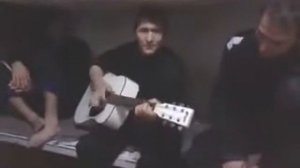 Чеченец на гитаре. Душевно поет!