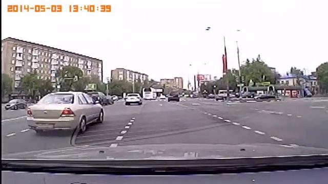 Eplutus DVR-219: тест видеорегистратора в Москве - передняя камера