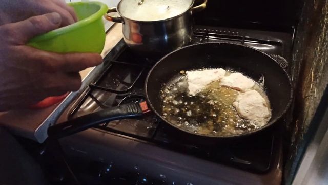 Как пожарить рыбу на сковороде/Жарим филе рыбы/Как вкусно пожарить рыбу смотреть онлайн