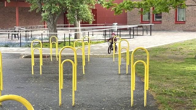 Wilma 4år på sin Specialized Jett 16 смотреть онлайн